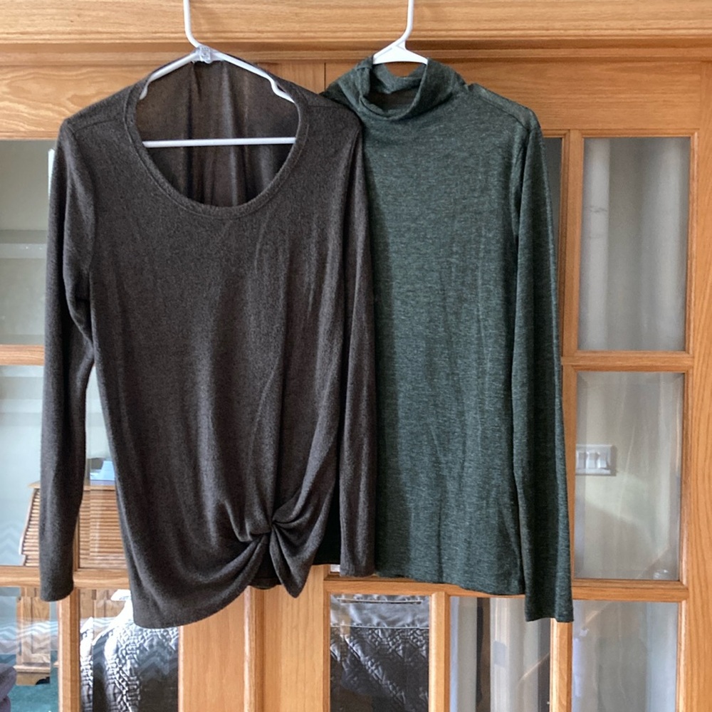 Lot of 2 green tops M